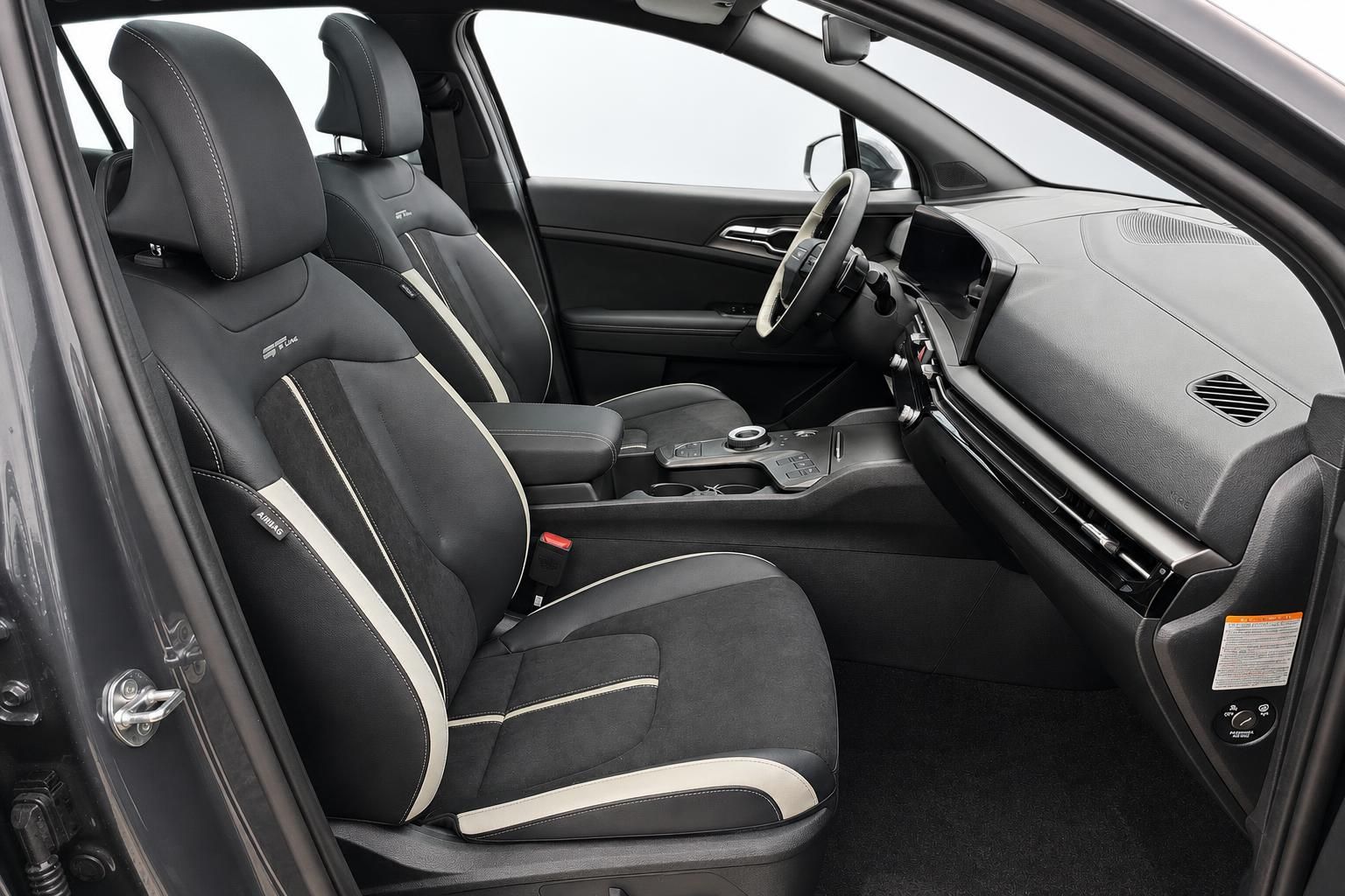 Kia ST-Line Innenraum mit Vordersitzen in Schwarz-Weiß und Cockpit