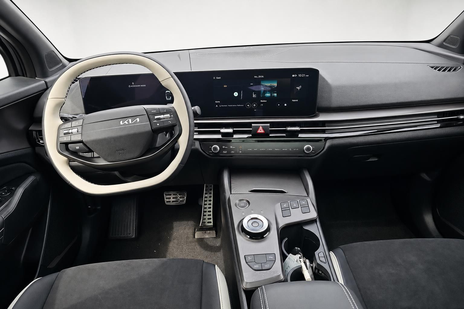 Kia Cockpit mit Lenkrad, Digitaldisplay und Mittelkonsole im Detail