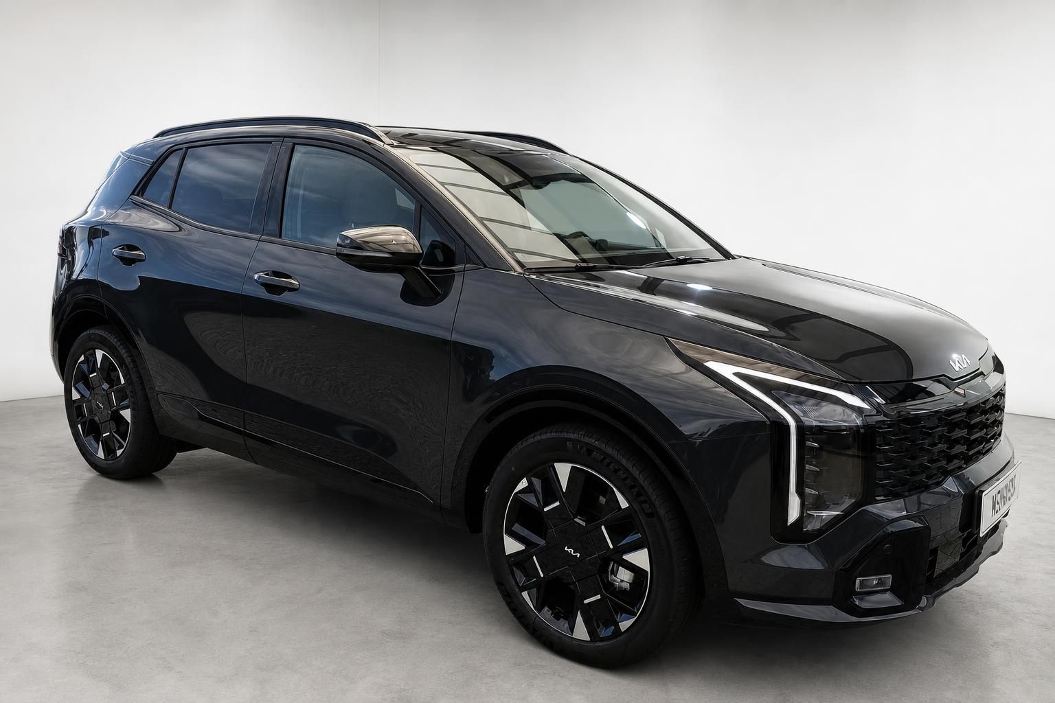 Kia Sportage schwarz Frontansicht schraeg mit Panoramadach