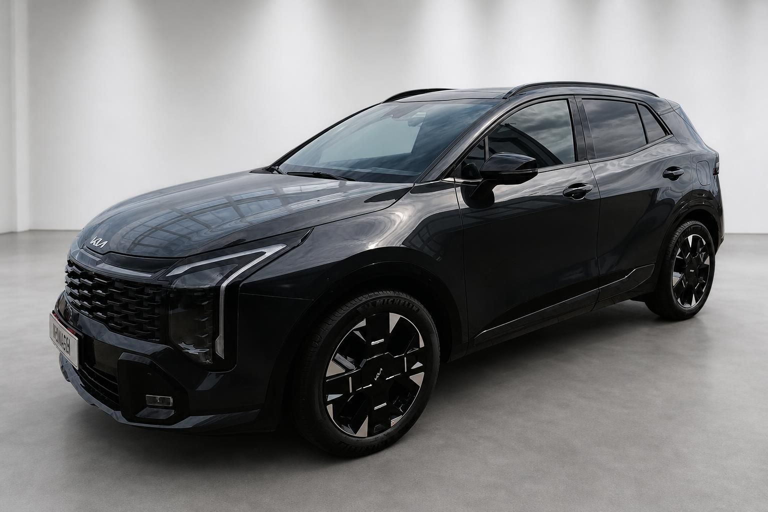 Kia Sportage schwarz Frontansicht schraeg im Studio