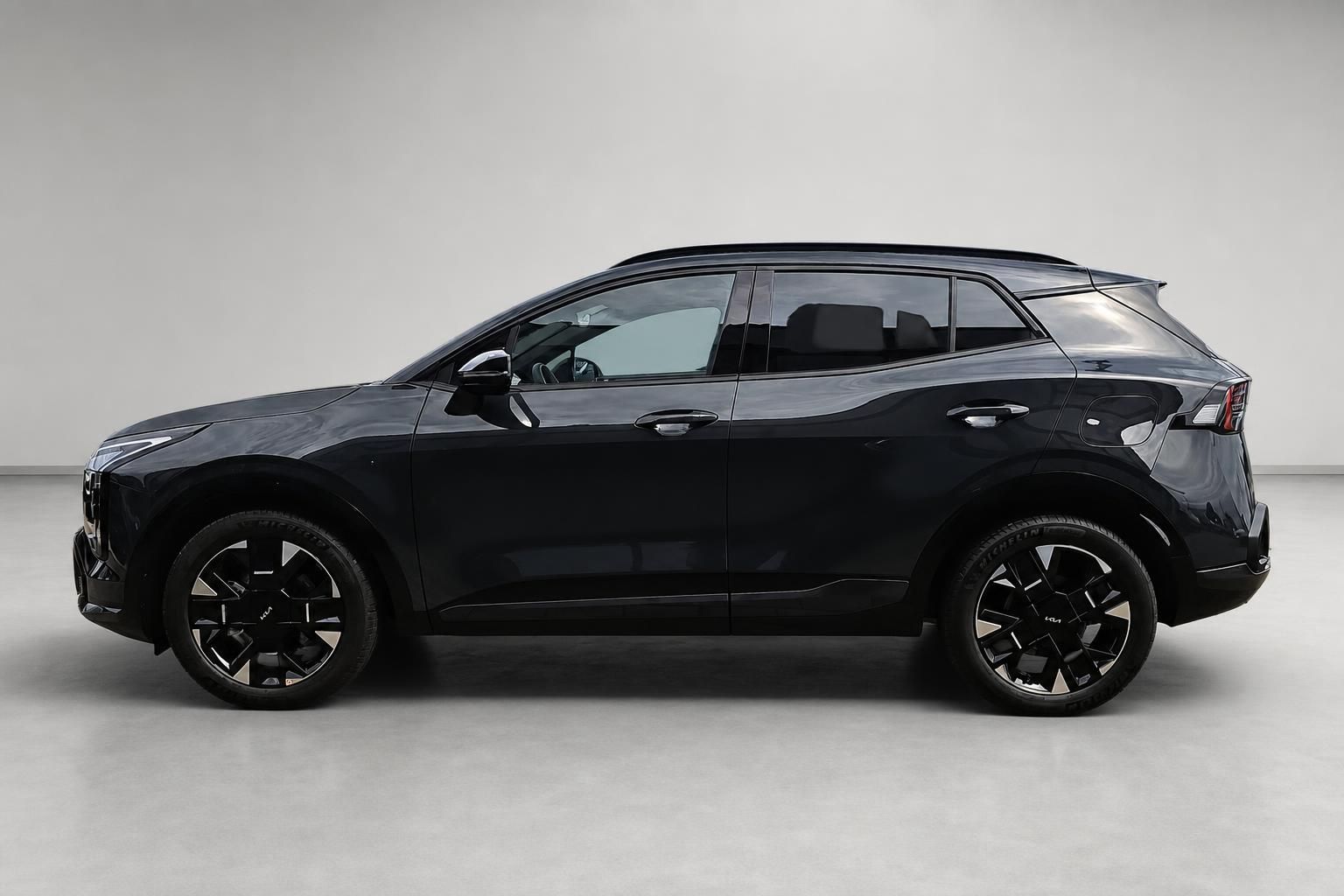 Kia Sportage schwarz Seitenansicht im Studio