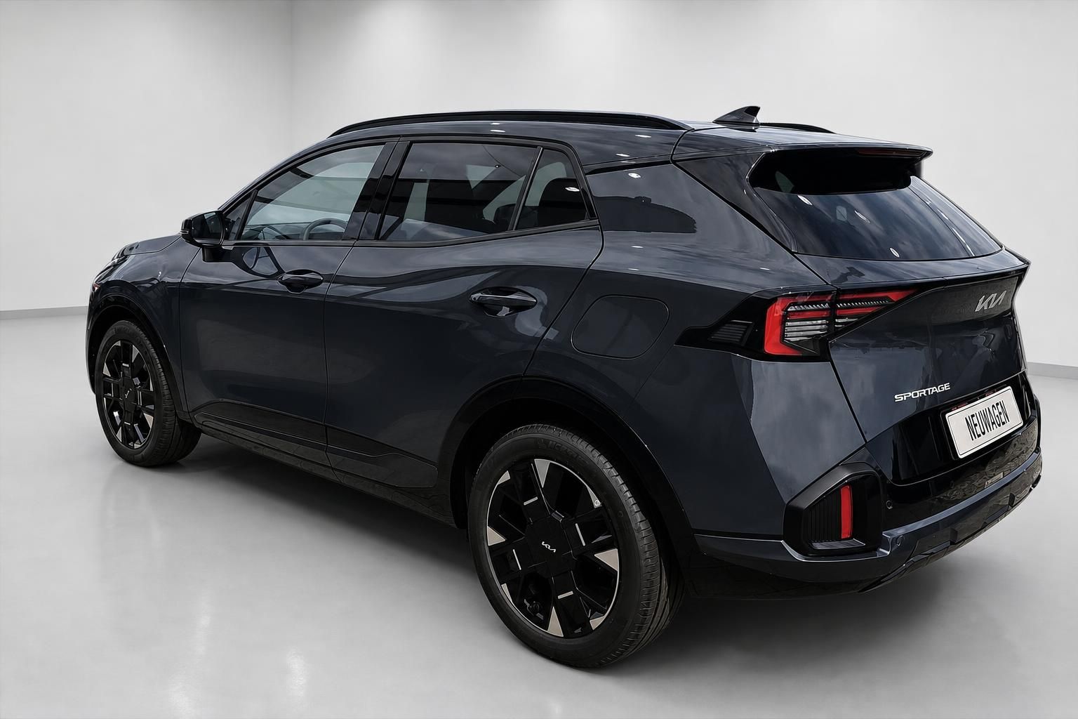 Kia Sportage schwarz Heckansicht schraeg Neuwagen