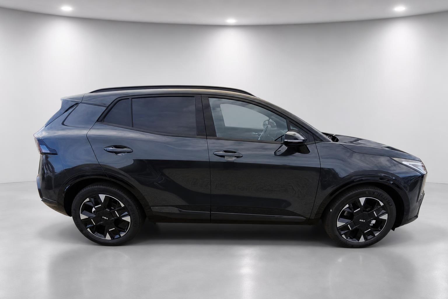 Kia Sportage schwarz Seitenansicht Studiofoto Neuwagen
