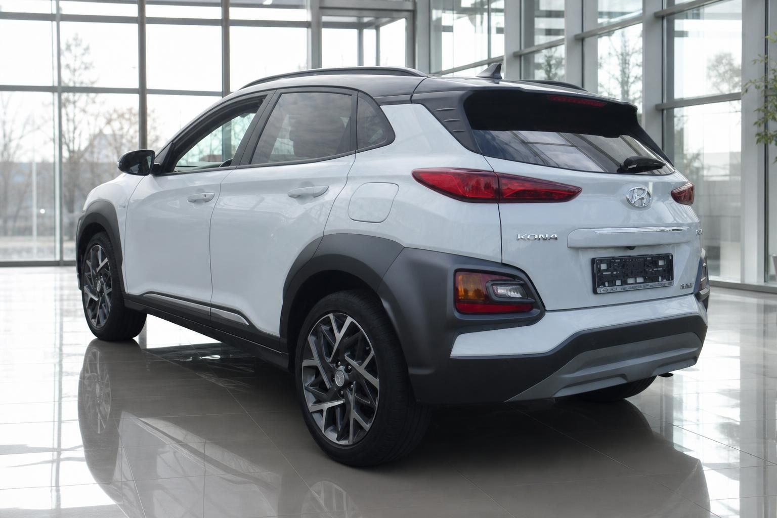 Hyundai Kona Hybrid weiss Heckansicht schräg im Autohaus mit Leichtmetallfelgen