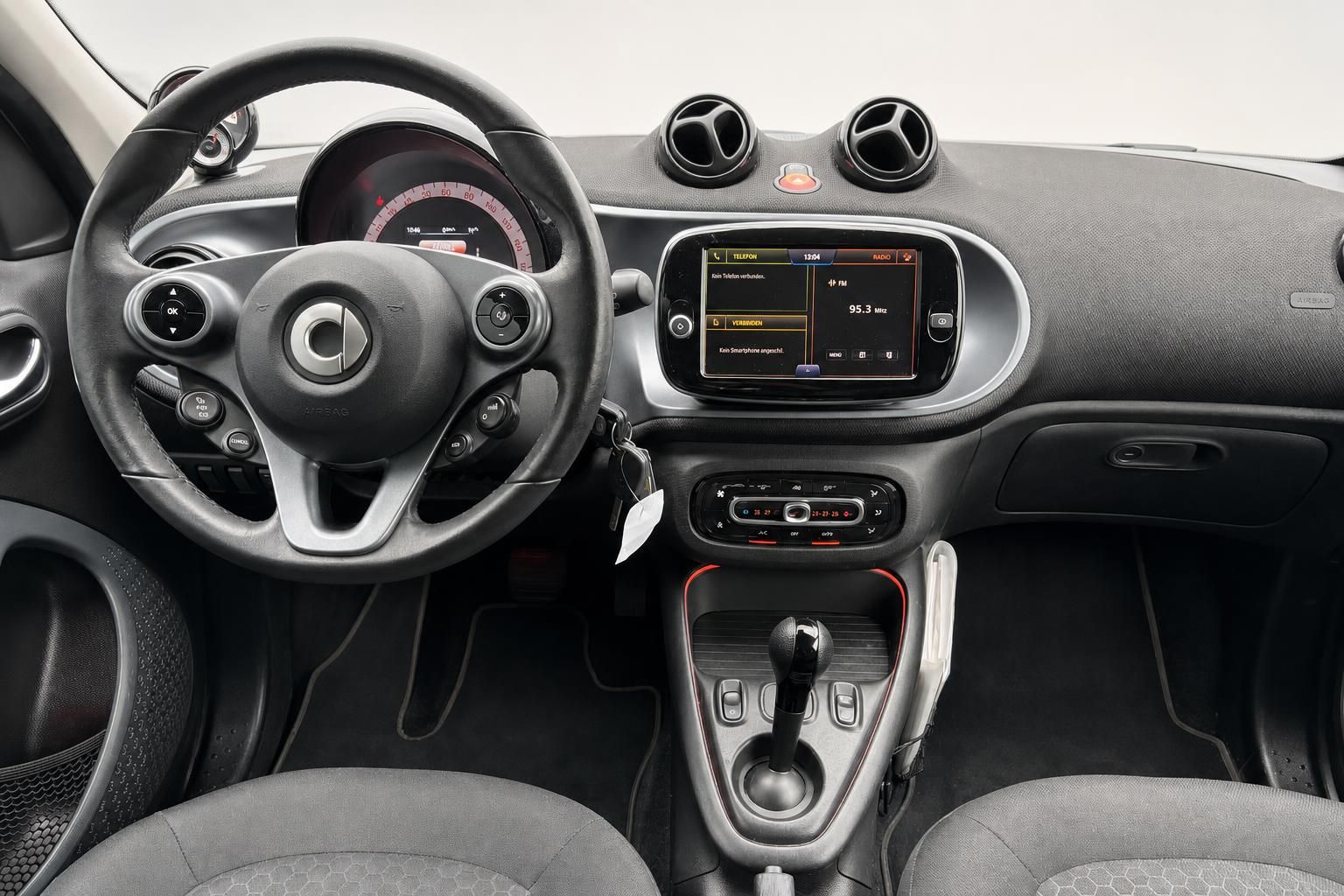 Smart Fortwo EQ Cockpit mit Lenkrad, Tacho, Touchscreen-Navigation und Automatikgetriebe