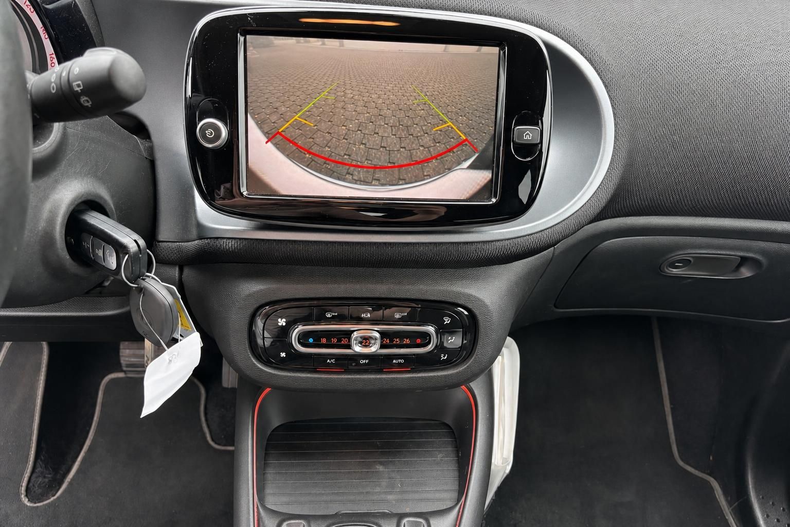 Smart Fortwo Mittelkonsole mit Touchscreen-Rückfahrkamera, Klimaanlage und Zündschlüssel