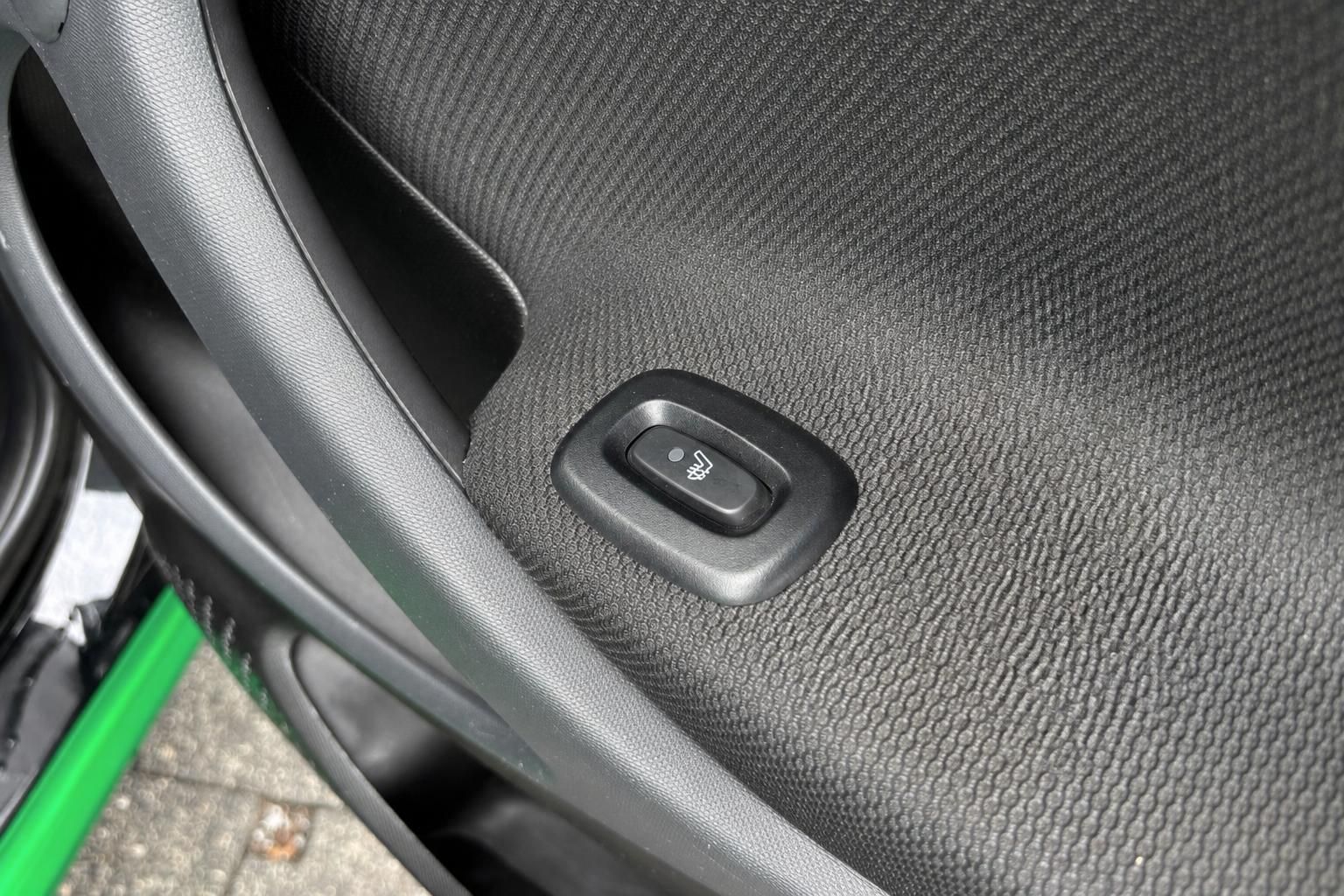 Smart Fortwo Sitzheizungsschalter an der Türverkleidung, Detailaufnahme Innenraum