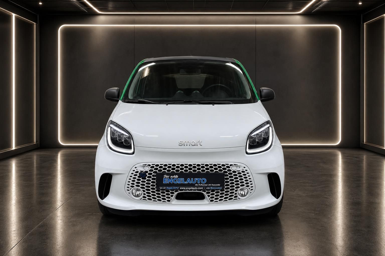Smart EQ forfour weiss-gruen Frontansicht gerade LED-Scheinwerfer Elektroauto
