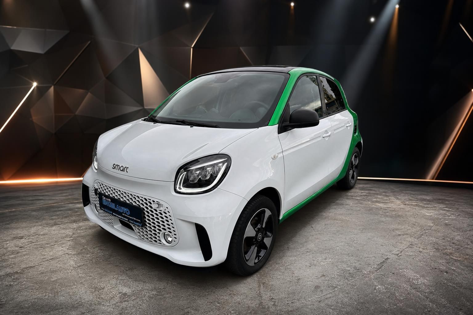 Smart EQ forfour weiss-gruen Frontansicht schraeg links Elektroauto Haendler