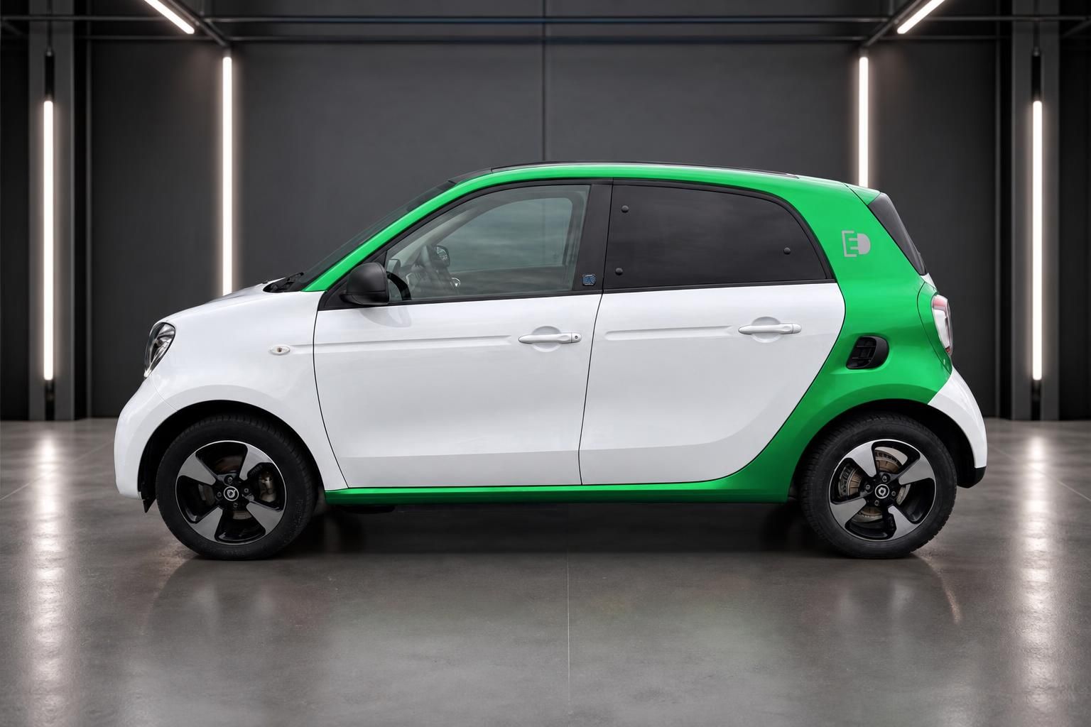 Smart EQ forfour Seitenansicht weiss-gruen Elektroauto Kleinstwagen