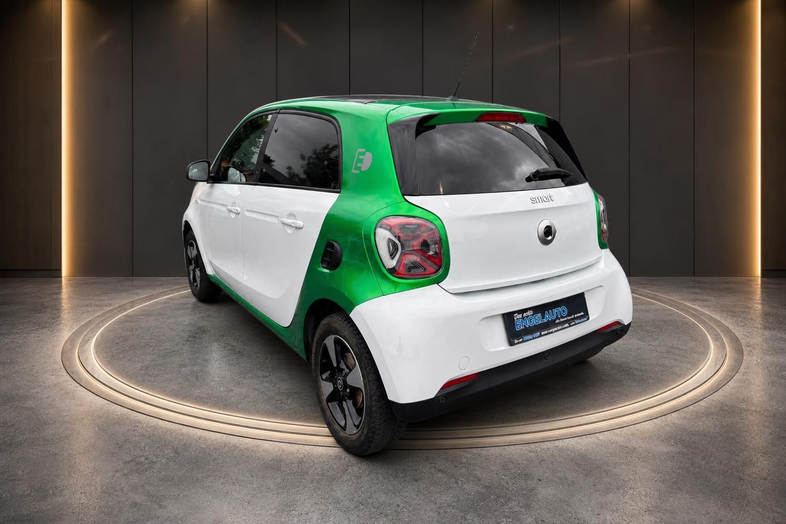 Smart EQ forfour weiss-gruen Heckansicht schraeg Elektroauto Rueckleuchten