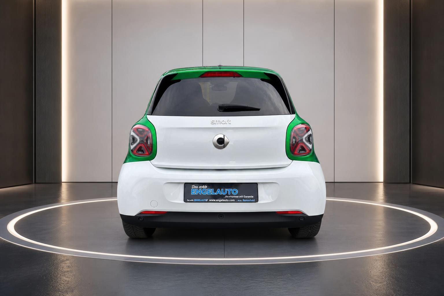 Smart forfour Heckansicht weiß-grün im Showroom – Gebrauchtwagen bei Engelauto Remscheid