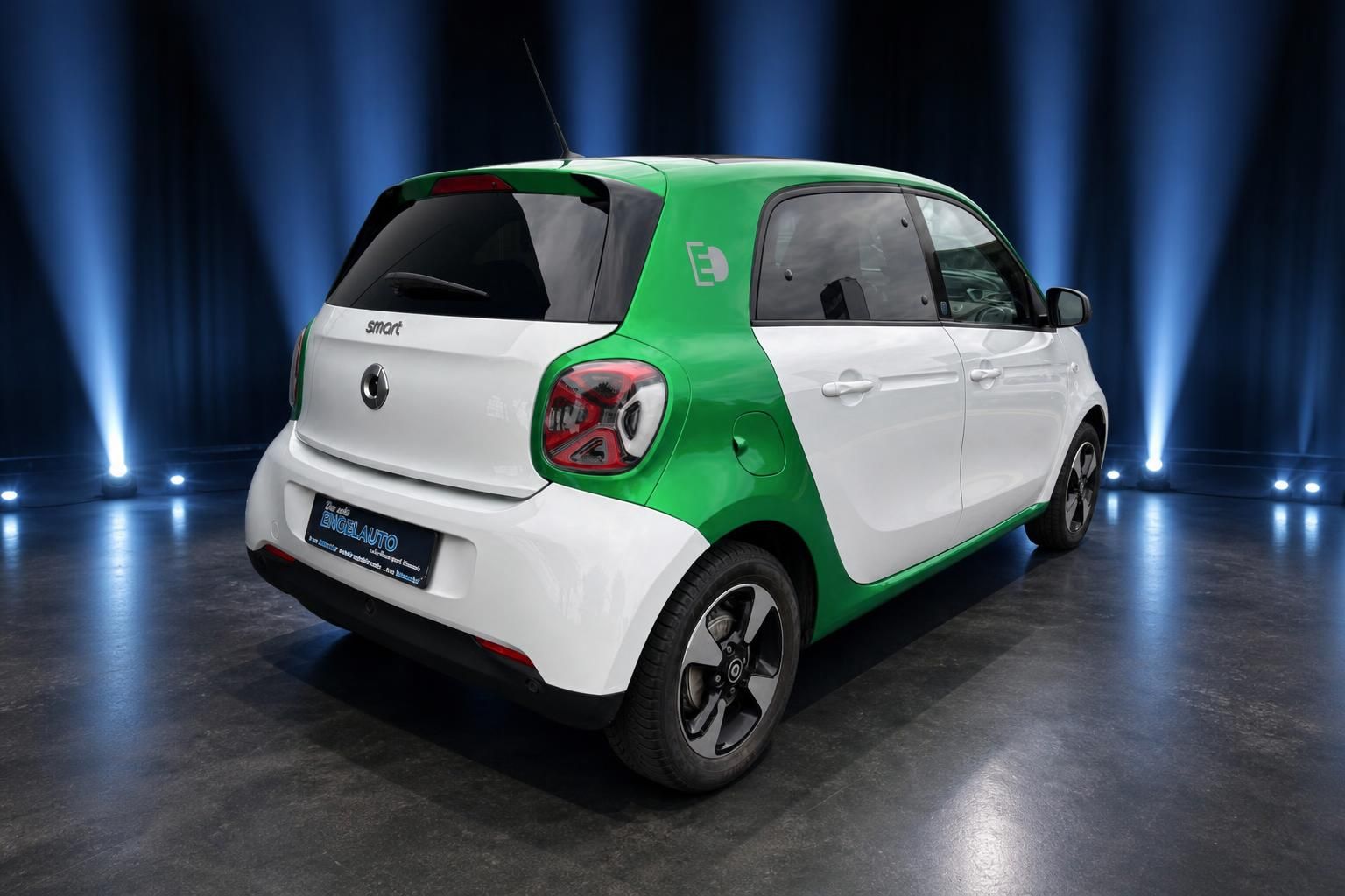 Smart forfour EQ weiß-grün Schrägansicht hinten – Elektroauto Gebrauchtwagen bei Engelauto