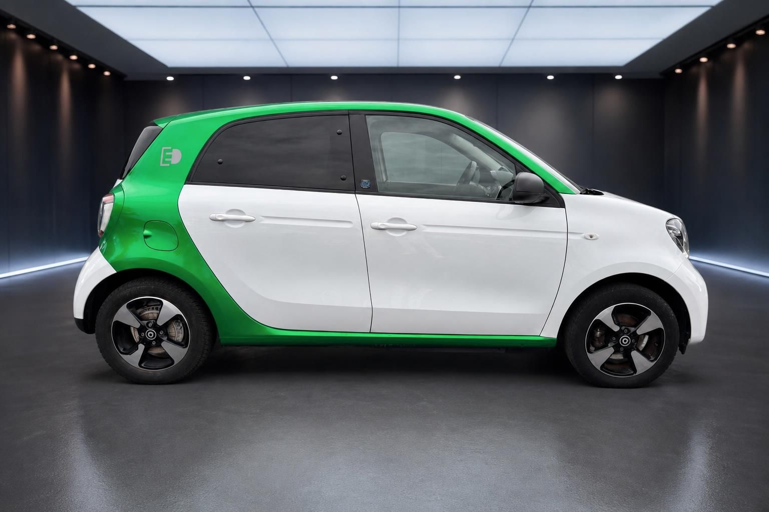 Smart forfour EQ Seitenansicht weiß-grün – Elektro-Kleinwagen im Fotostudio
