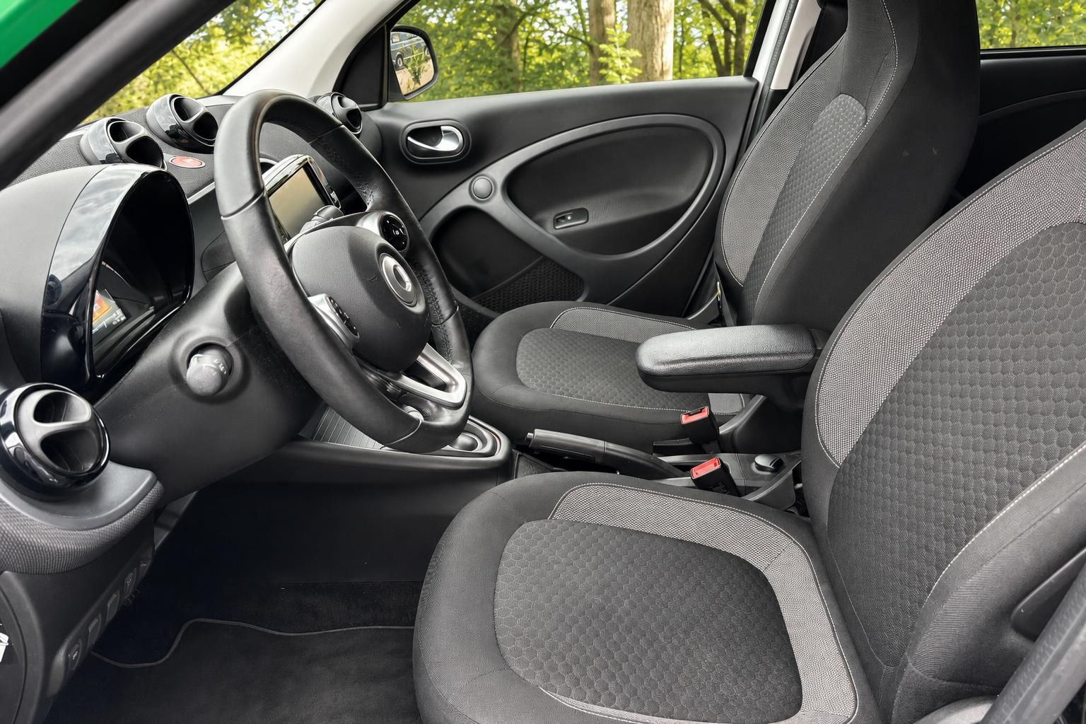 Smart forfour Innenraum Fahrerseite – Lenkrad, Cockpit, Sitze und Mittelkonsole in Schwarz
