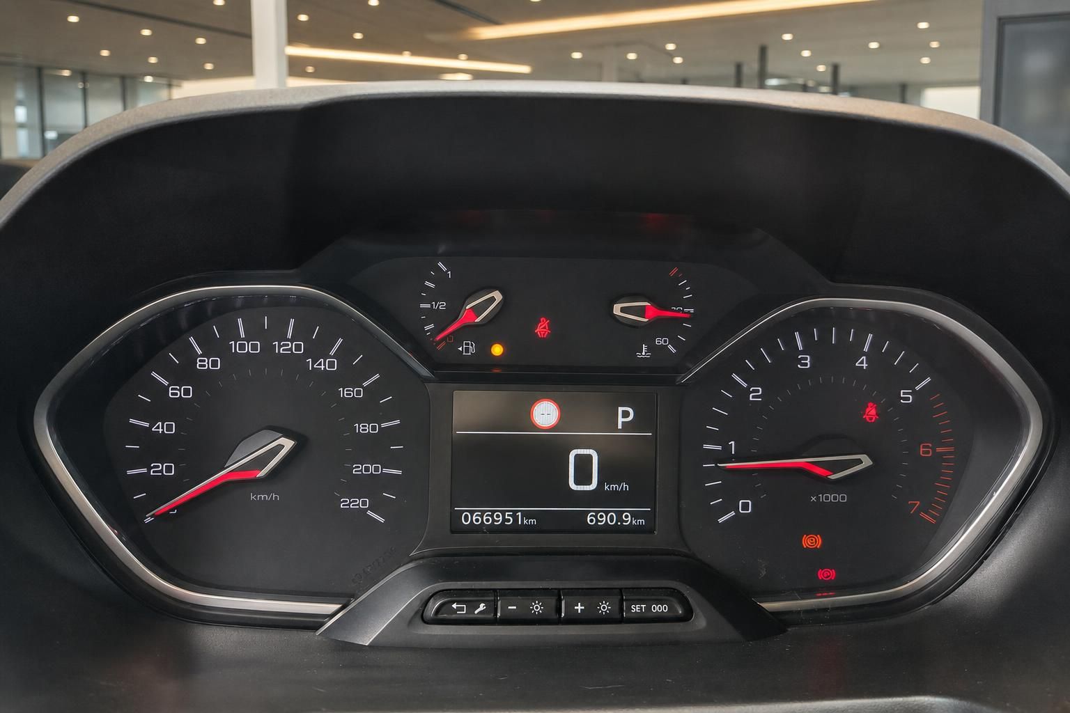 Tacho und Cockpit Anzeige mit Kilometerstand im Fahrzeug
