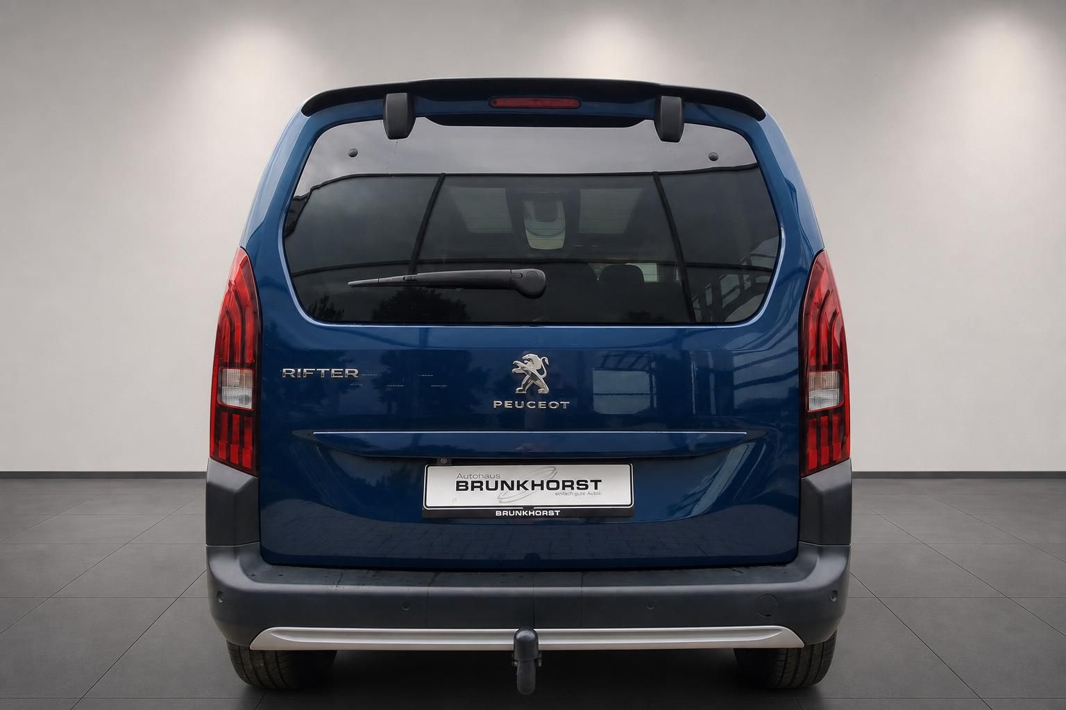 Peugeot Rifter blau Heckansicht mit Anhaengerkupplung