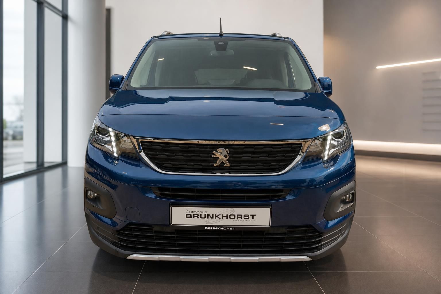 Peugeot Rifter blau Frontansicht mit Kuehlergrill im Showroom