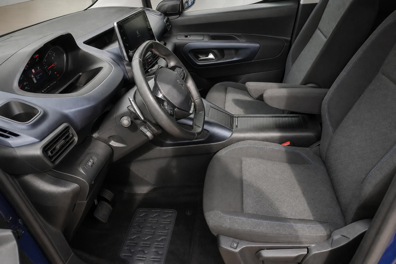Peugeot Rifter Innenraum mit Cockpit und Vordersitzen in Grau
