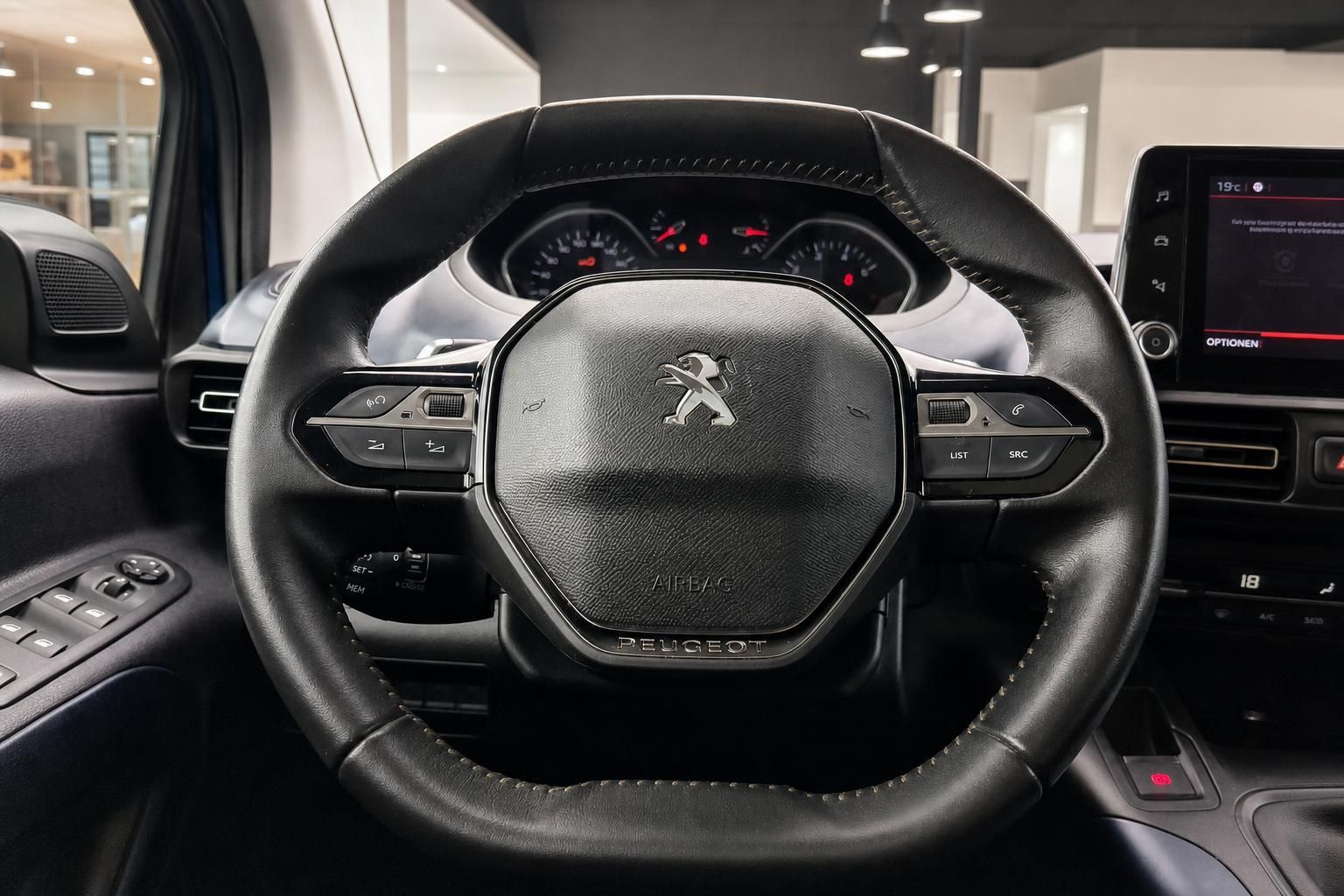 Peugeot Lenkrad mit Multifunktionstasten und Tacho im Detail