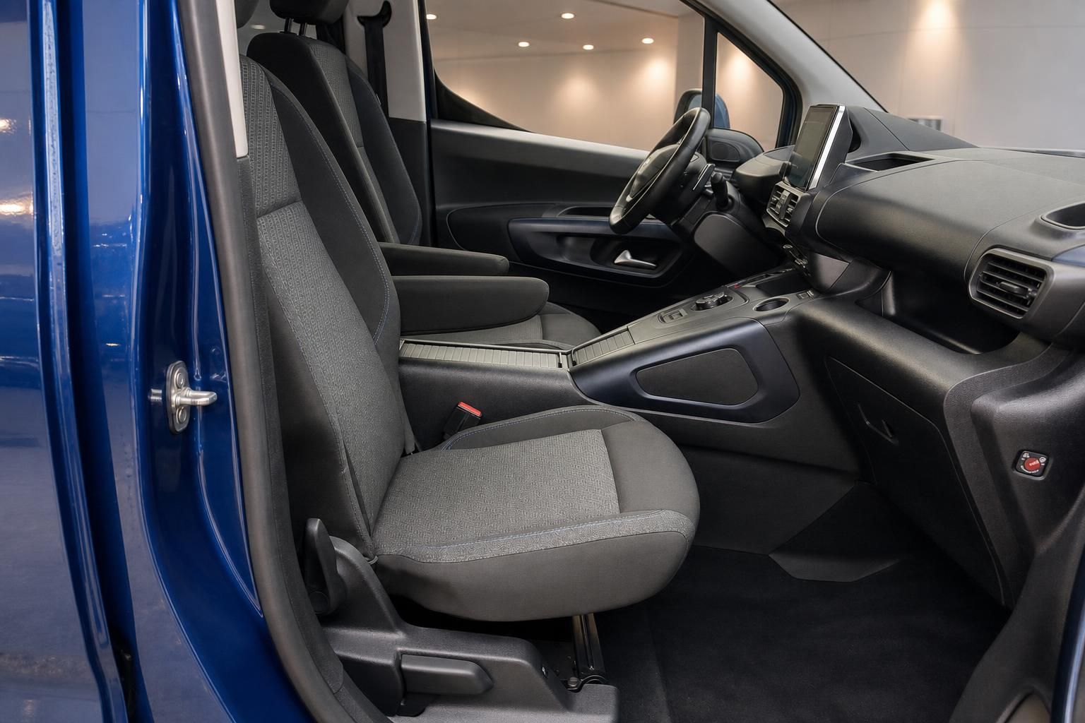 Peugeot Innenraum Vordersitze und Cockpit in Blau-Schwarz