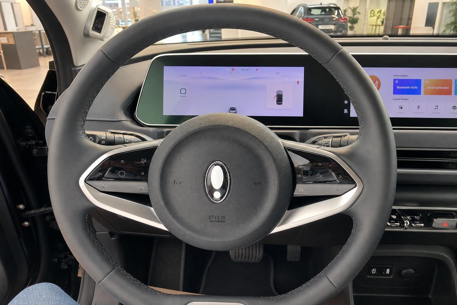 Fahrzeug Innenraum Lenkrad mit Digitalinstrumenten und Infotainment-Display Nahaufnahme