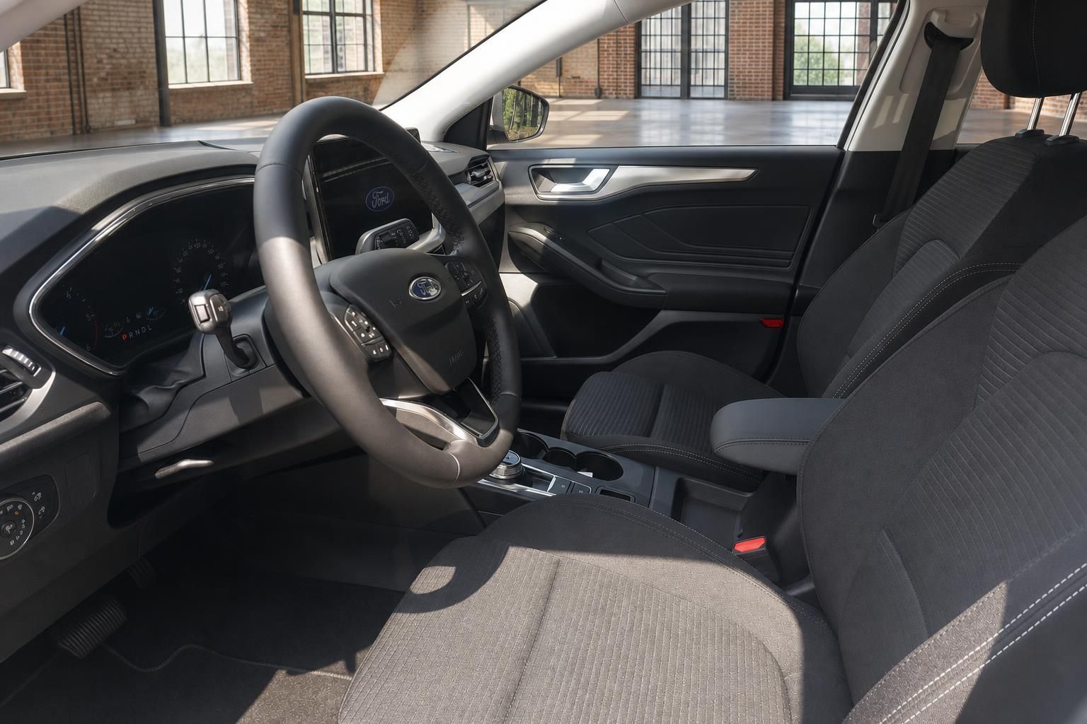 Ford Innenraum Vordersitze und Cockpit mit Lederlenkrad im Detail