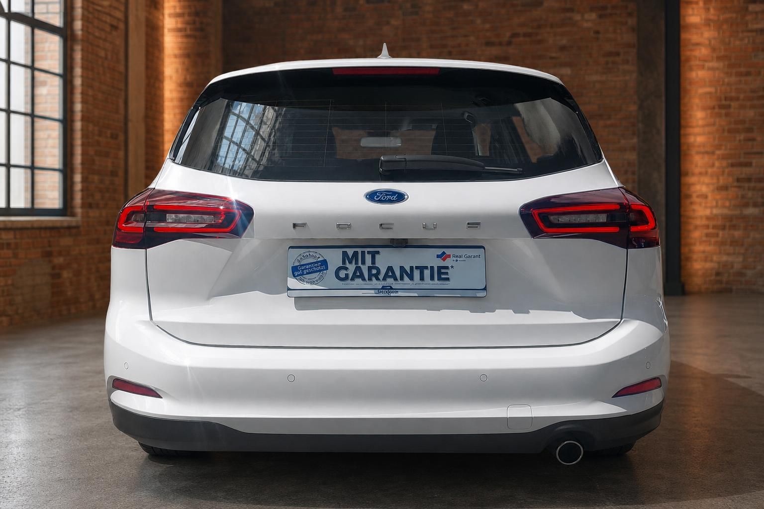 Ford Focus Turnier weiß Heckansicht frontal mit Kennzeichenhalter