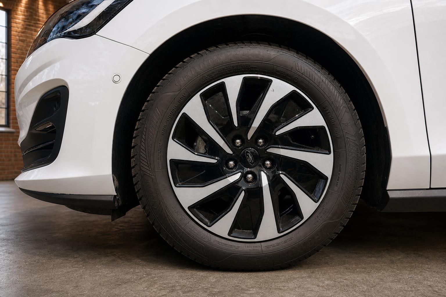 Ford weiß Leichtmetallfelge und Reifen Detailansicht vorne