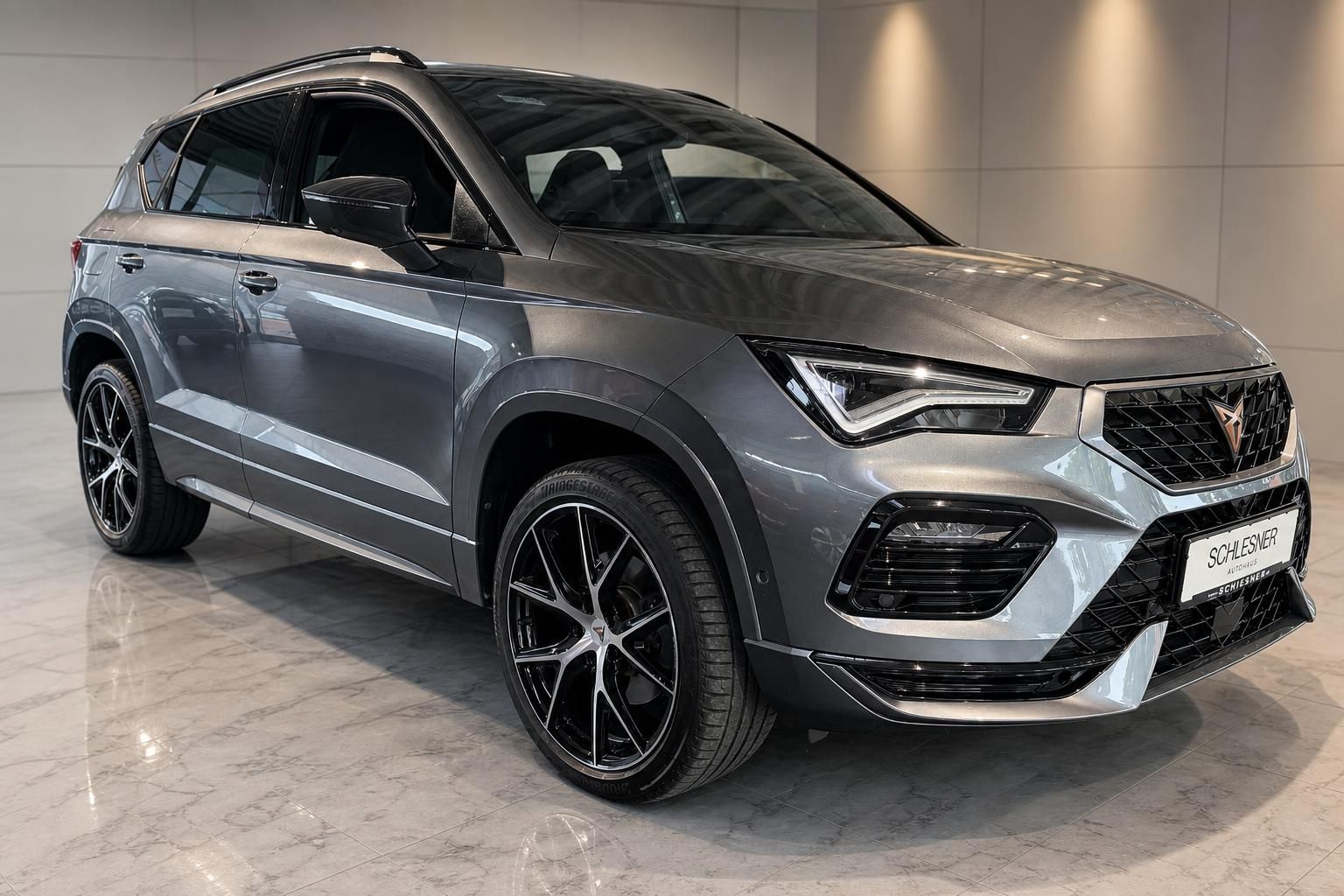 Cupra Ateca in Grau, Frontansicht schräg mit Alufelgen im Autohaus
