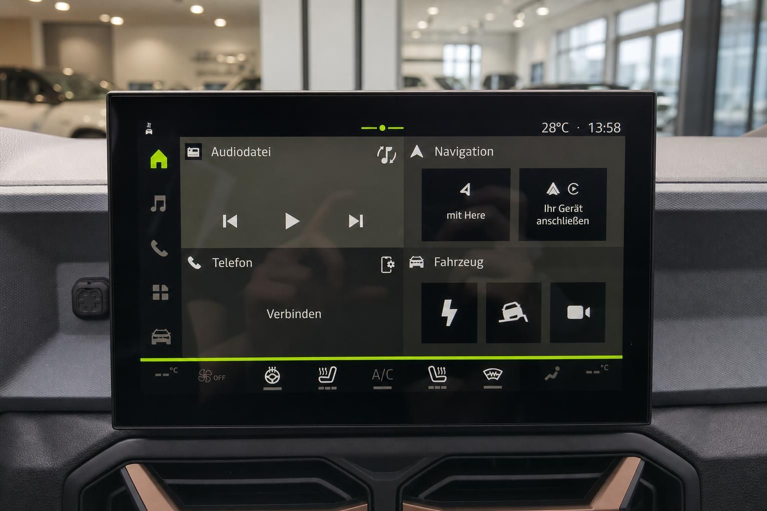 Fahrzeug Infotainment-System mit Touchscreen und Navigation in modernem Auto-Innenraum