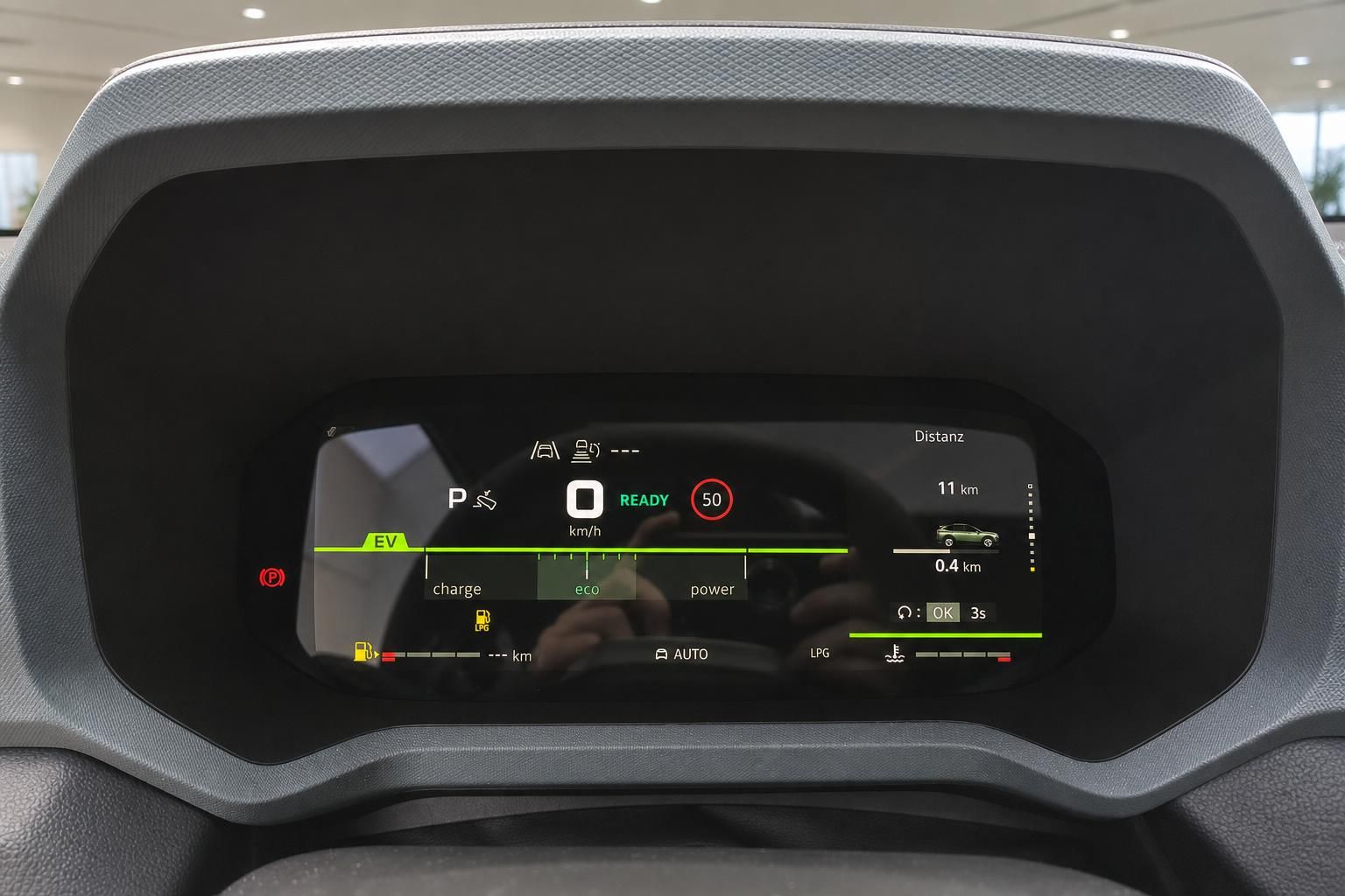 Digitales Kombiinstrument mit EV-Anzeige und Ladestatus im modernen Elektrofahrzeug-Cockpit