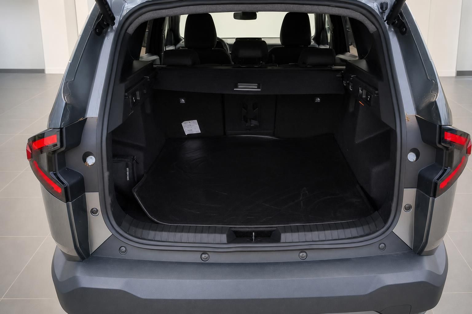 Kofferraum geöffnet - Blick in den geräumigen Laderaum des grauen SUV mit schwarzer Innenausstattung