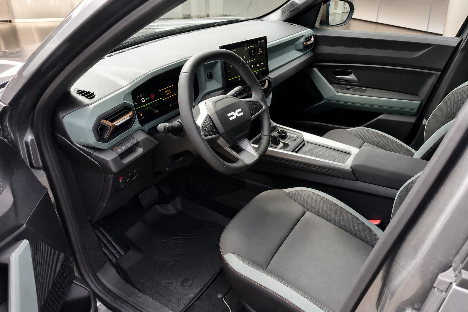 Dacia SUV Innenraum mit modernem Armaturenbrett und Touchscreen Display