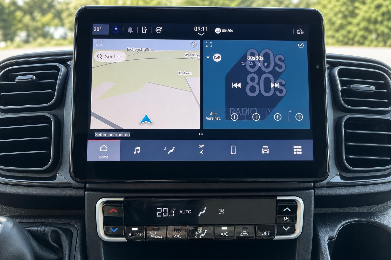 Touchscreen-Infotainmentsystem mit Navigation und Klimaautomatik-Bedienfeld