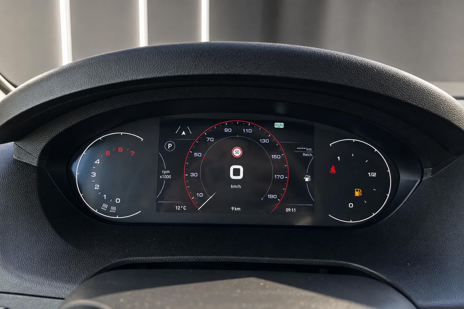Digitales Kombiinstrument eines Fahrzeugs mit Tacho, Drehzahlmesser und Bordcomputer-Anzeige