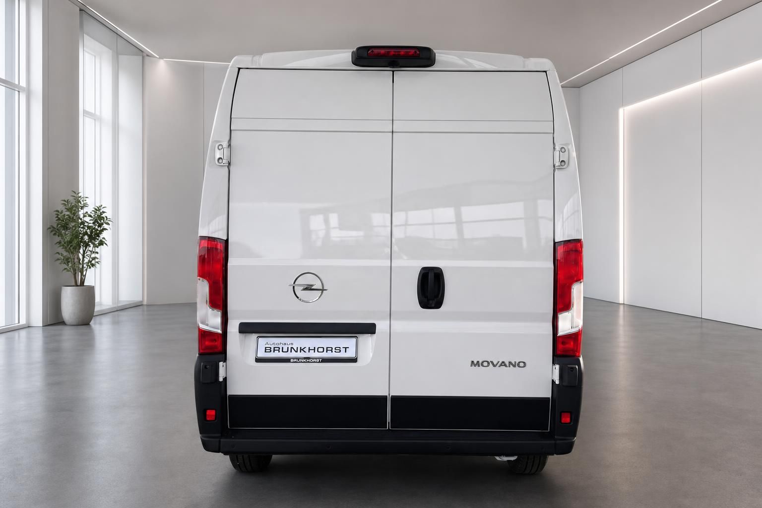 Opel Movano weißer Kastenwagen Heckansicht mit Hecktüren im Autohaus Showroom