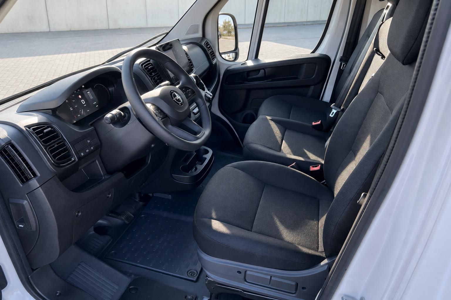 Opel Movano Innenraum Cockpit mit schwarzen Sitzen und Lenkrad - Fahrerplatz