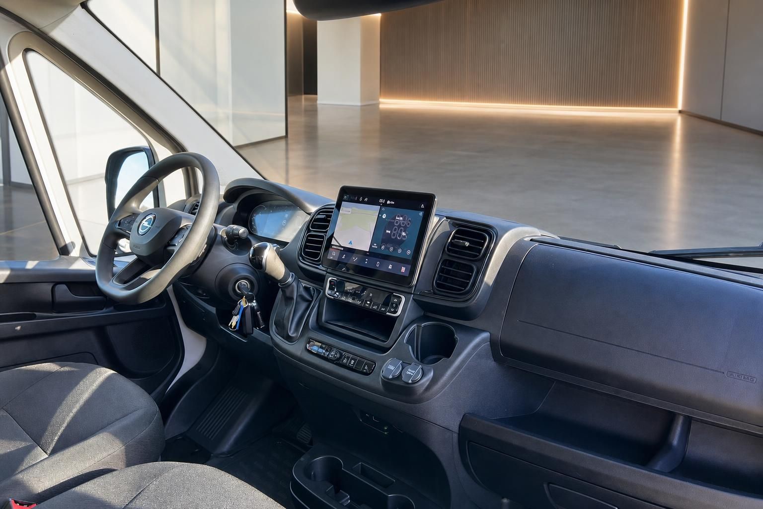 Opel Movano Armaturenbrett mit Touchscreen Infotainment und Mittelkonsole