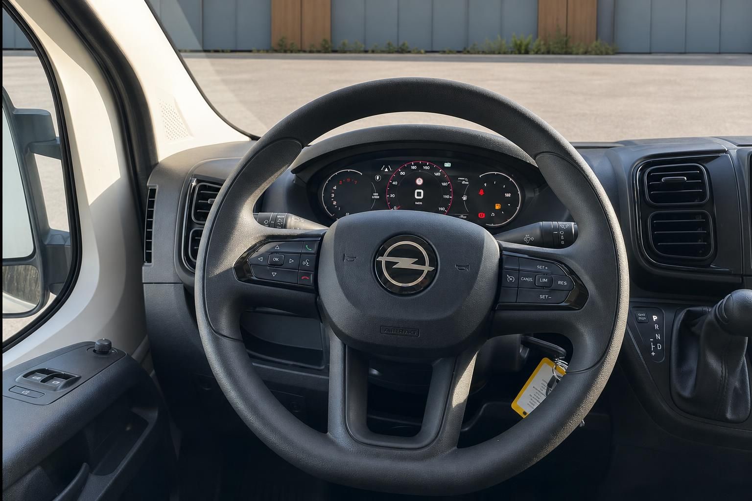 Cockpit mit Opel-Lenkrad, digitalem Tacho und Multifunktionstasten