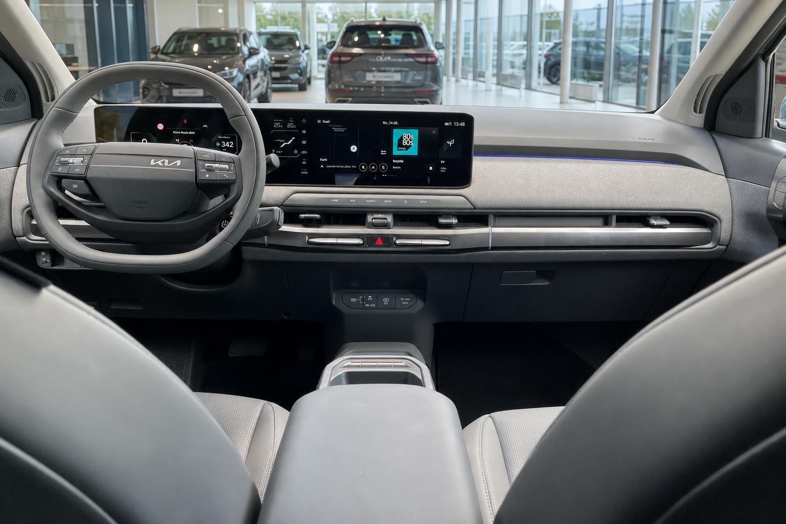 Kia Cockpit mit digitalem Display und Lenkrad, Innenraumansicht