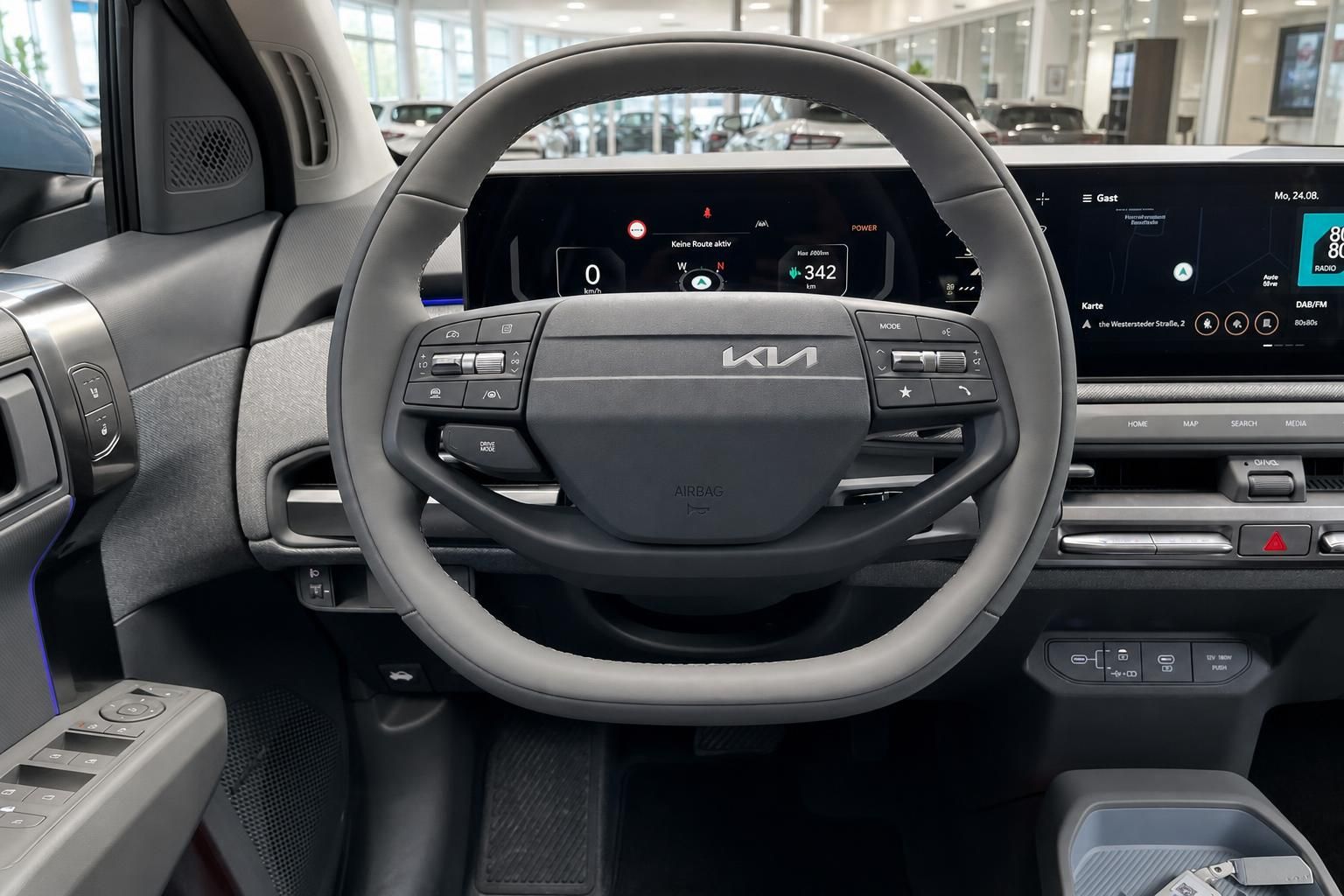 Kia Cockpit mit Lenkrad, Display und modernem Innenraum