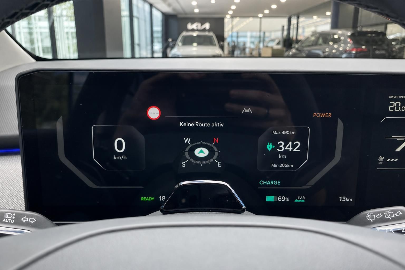Kia Elektroauto Cockpit: Digitales Display mit Reichweitenanzeige
