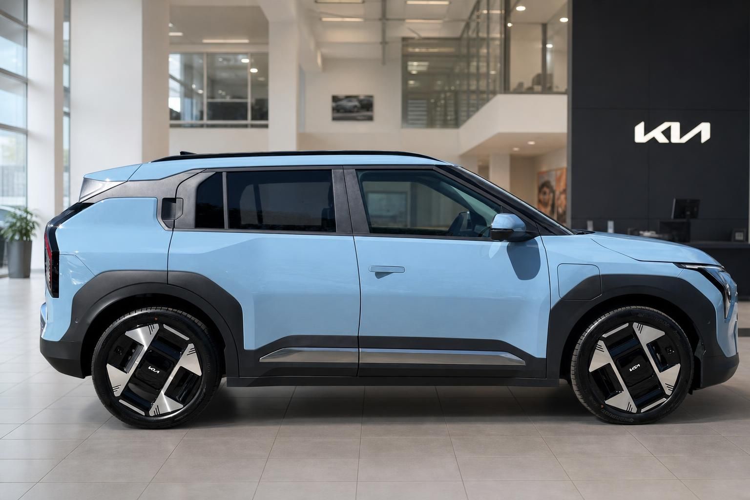 Kia EV3 Elektro-SUV hellblau, Seitenansicht vor Kia-Logo