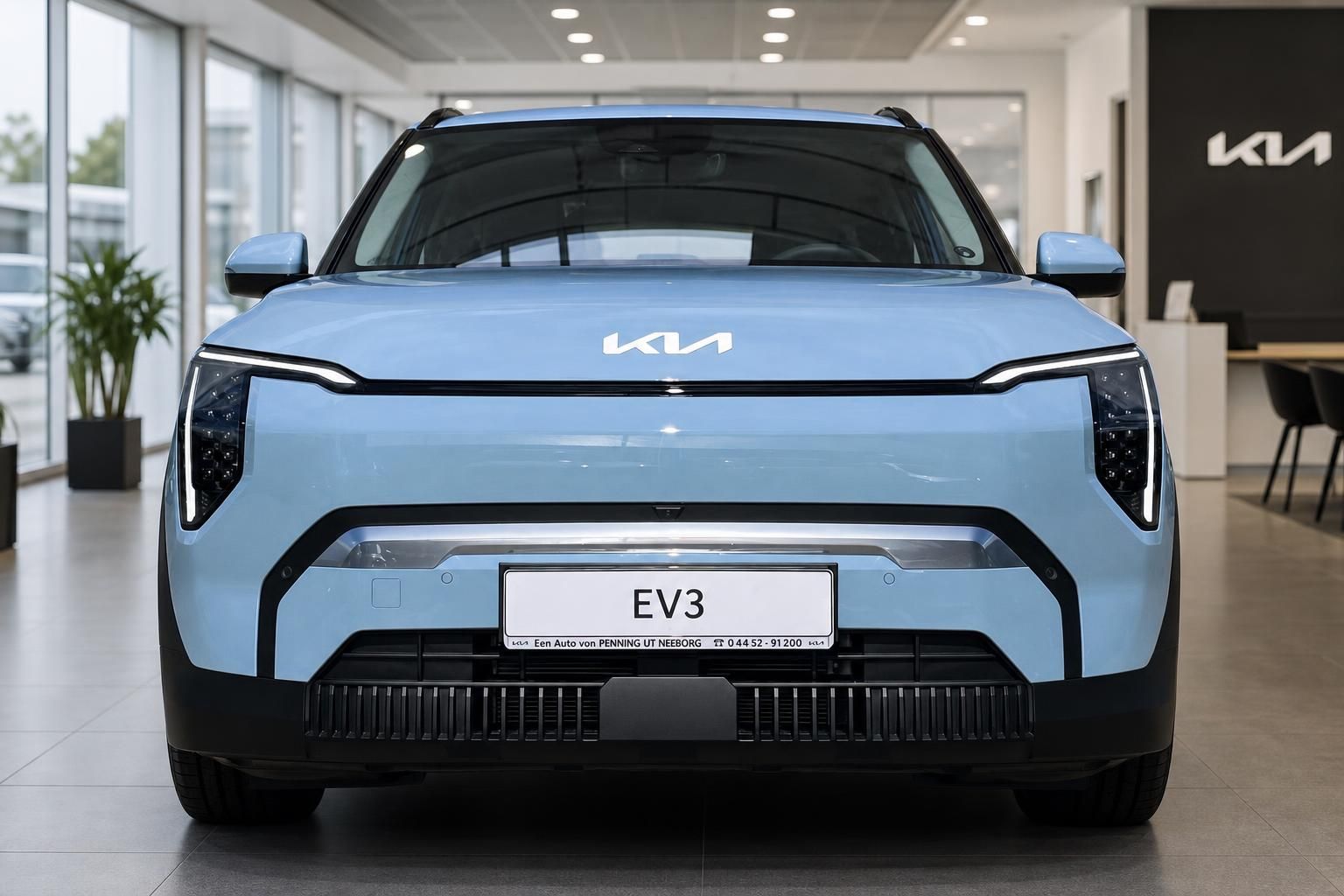 Kia EV3 hellblau, Frontalansicht im modernen Autohaus-Showroom