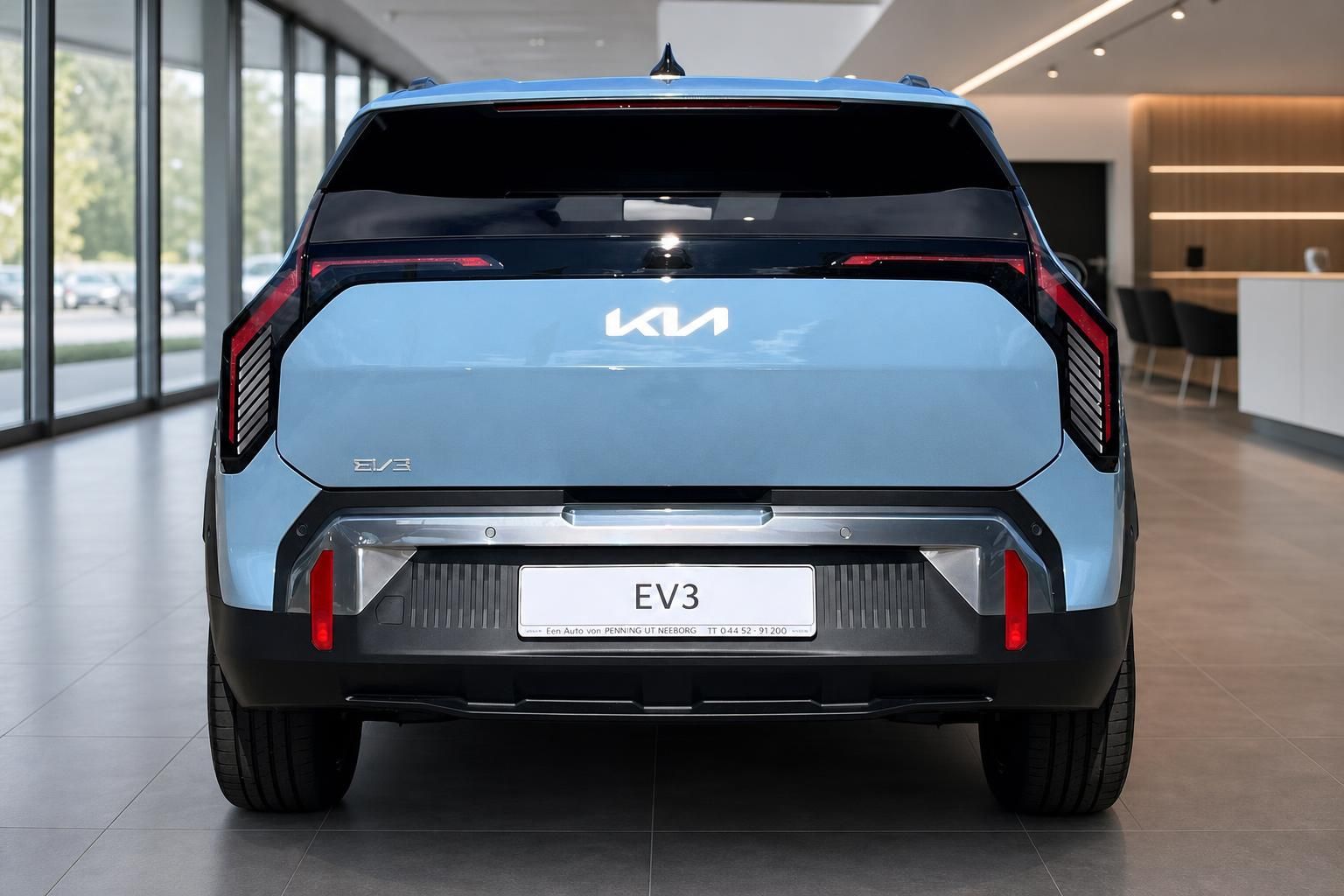 Kia EV3 in Blau, Heckansicht im Autohaus