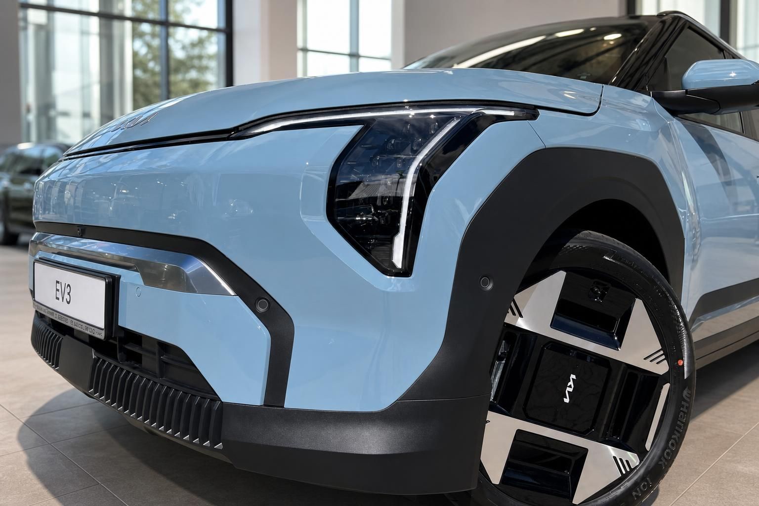 Kia EV3 Frontansicht Detail, LED-Scheinwerfer und Felge