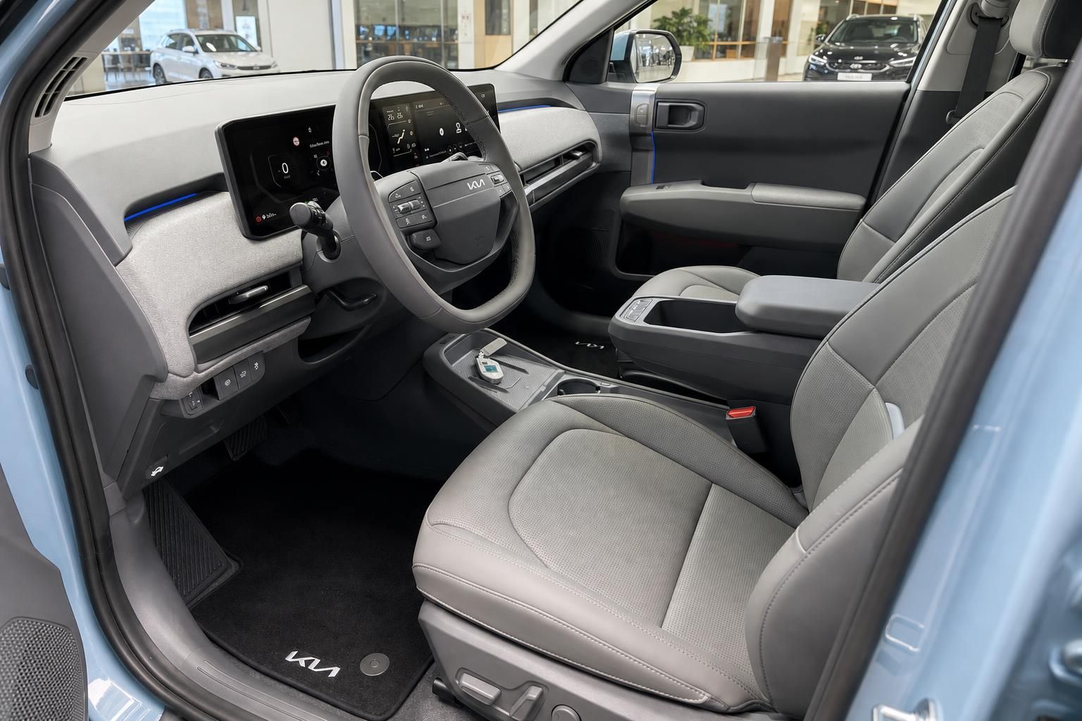 Kia Fahrerinnenraum mit Cockpit, Lenkrad und Sitzen