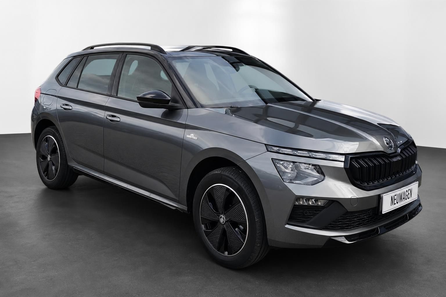 Skoda Kamiq SUV Grau, Seitenansicht vorne im Fotostudio