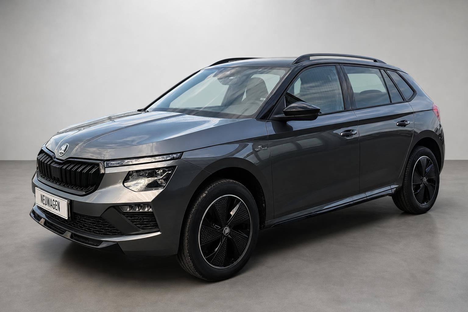 Skoda Kamiq SUV in Grau, Frontansicht schraeg im Studio